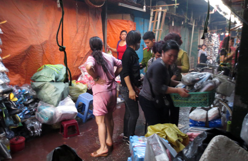 Cả trăm tiểu thương náo loạn vì cháy chợ 1