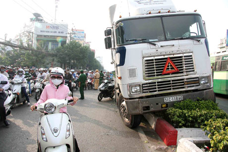 Xe container mất phanh, “làm loạn” trên phố 1