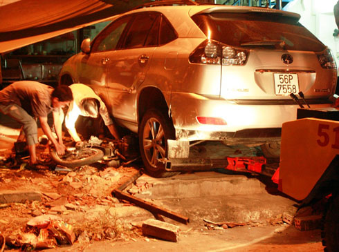 Lexus cuốn 2 cha con bé gái vào gầm 2