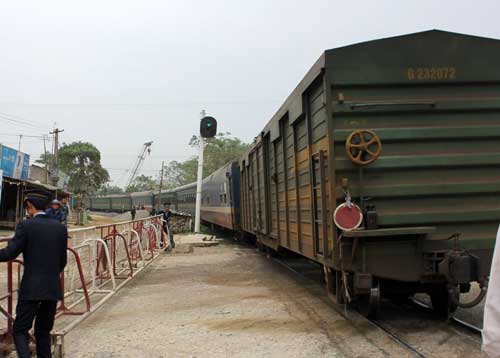 Tàu lửa trật bánh, đường sắt Bắc-Nam ùn tắc nhiều giờ liền 2