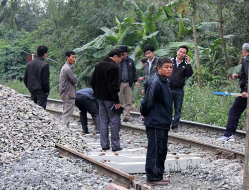 Tàu lửa trật bánh, đường sắt Bắc-Nam ùn tắc nhiều giờ liền 3