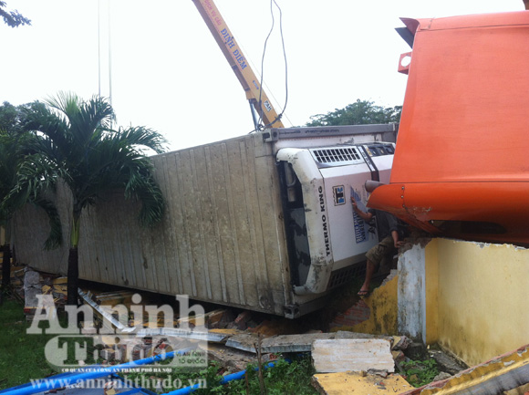 Tài xế ngủ gật, xe container...đâm sập tường trường học 1