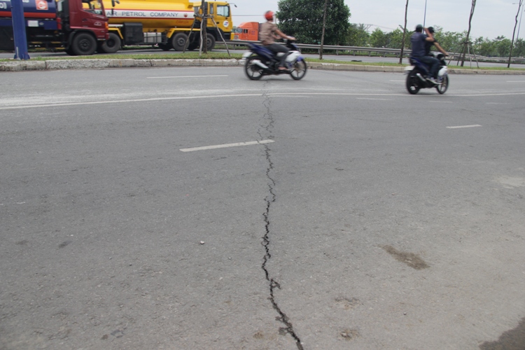 Xuất hiện vết nứt trên đại lộ Đông Tây 1