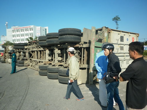 Container “nằm vạ” giữa ngã tư, tài xế bị thương nặng 1