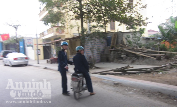 Thanh tra cởi áo đòi "xử" người tham gia giao thông 6 Thanh tra cởi áo đòi "xử" người tham gia giao thông 6