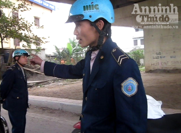 Thanh tra cởi áo đòi "xử" người tham gia giao thông 1 Thanh tra cởi áo đòi "xử" người tham gia giao thông 1