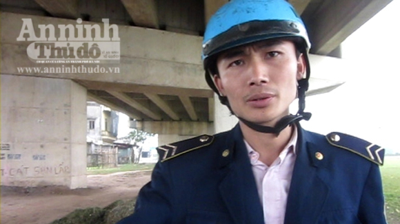 Thanh tra cởi áo đòi "xử" người tham gia giao thông 5 Thanh tra cởi áo đòi "xử" người tham gia giao thông 5