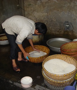 Tháng này, làng không ngủ 3
