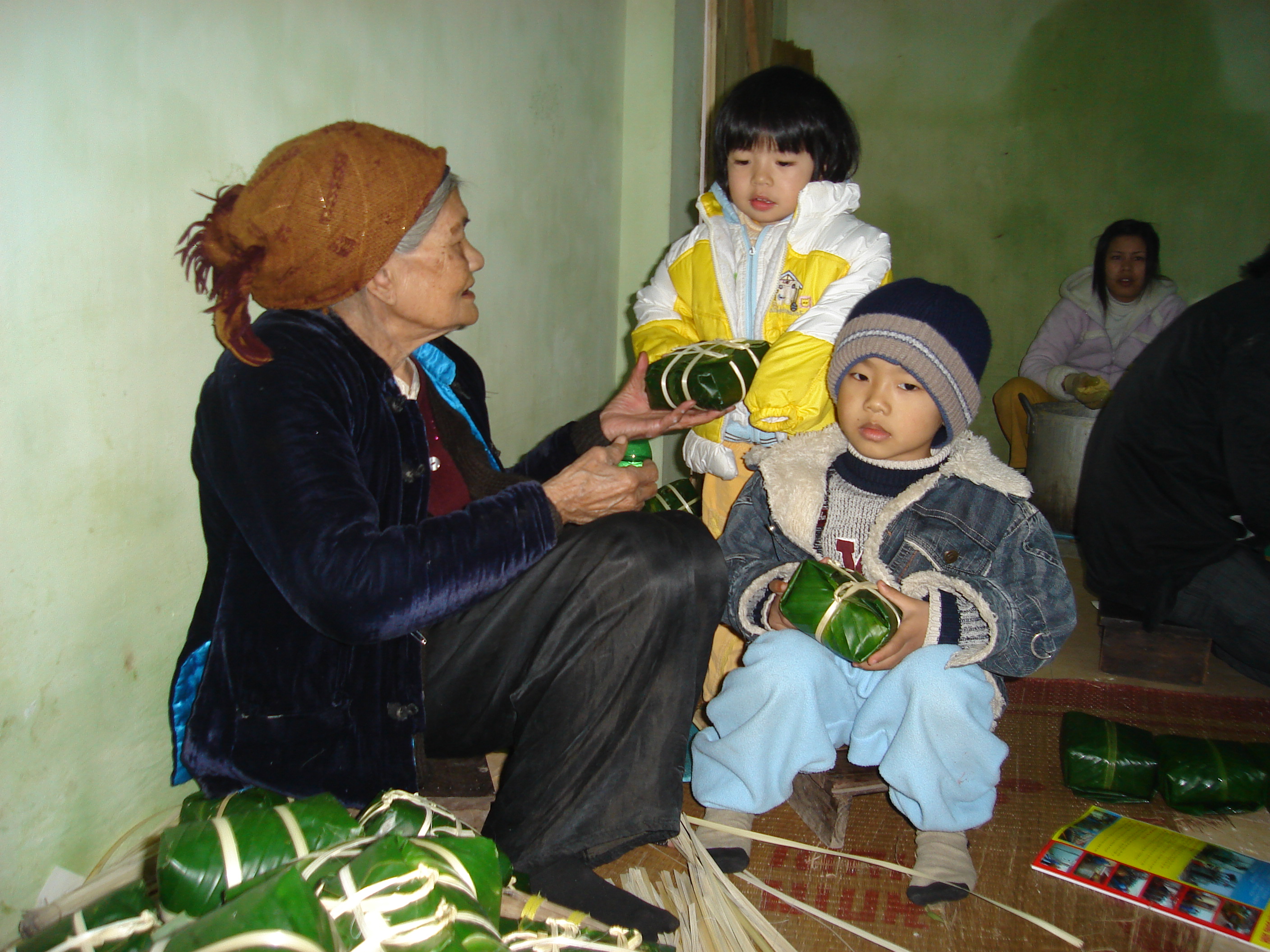 Tháng này, làng không ngủ 1