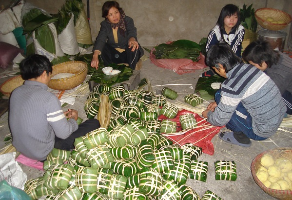 Tháng này, làng không ngủ 2