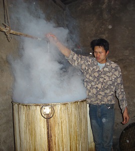Tháng này, làng không ngủ 5