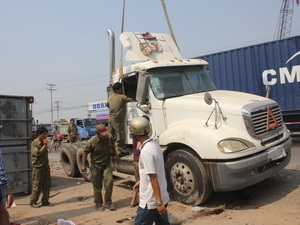 Tránh xe máy, xe container lật nhào tại Quốc lộ 1A 1