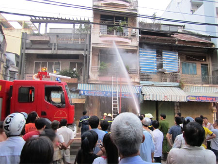 Giải cứu hai cháu nhỏ trong đám cháy tại căn nhà 3 tầng 2