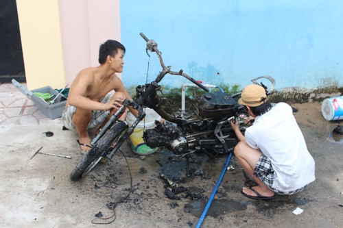 Xe máy cháy rụi trong… nhà nghỉ 1