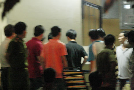 Rơi từ tầng 5 chung cư, 3 người thương vong 2
