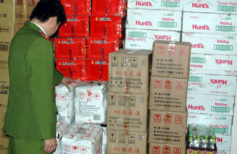 Bắt giữ hàng nghìn hộp gia vị lậu trên xe tải 3