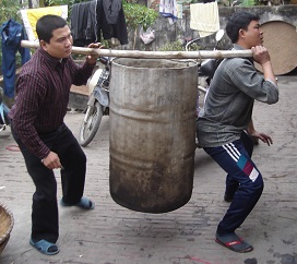 Tháng này, làng không ngủ 4
