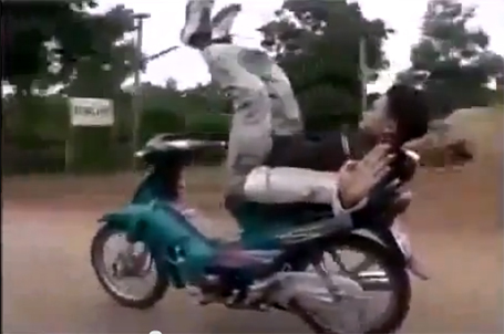 Run người xem clip lái xe bằng... lưng 1