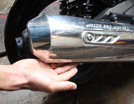 Cụ bà đứt ngón chân vì tấm cản pô xe Air Blade 1