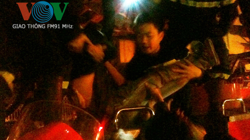 Giải cứu nam thanh niên say rượu lơ lửng trên tầng 5 1