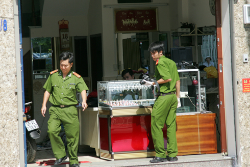 Đột nhập phòng ngủ, truy sát vợ chồng chủ tiệm vàng 1