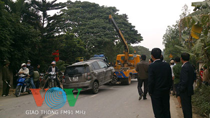 Ô tô mất lái đâm gãy cột điện rồi lao xuống ao 1