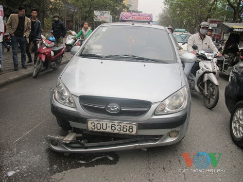 Taxi tông thẳng vào cảnh sát, gây tai nạn liên hoàn 1