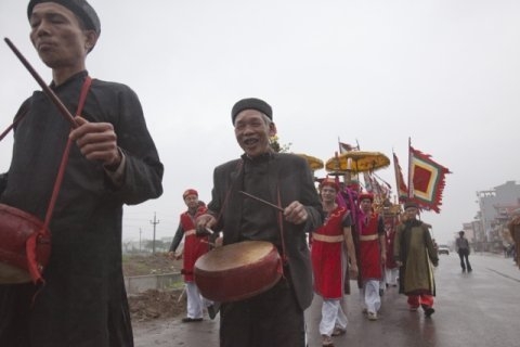 Quan họ ngửa nón nhận tiền: Nhỏ và không nhỏ! 2 Quan họ ngửa nón nhận tiền: Nhỏ và không nhỏ! 2