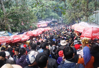 Hơn 10 vạn du khách đổ về chùa Hương trước ngày khai hội 1