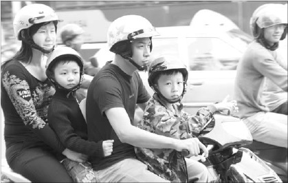 Từ ngày 15/4, đội mũ bảo hiểm giả sẽ bị xử phạt 1