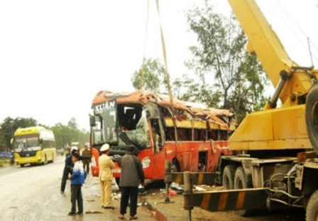 Hàng chục người kêu gào thảm thiết trong xe khách bị lật 1