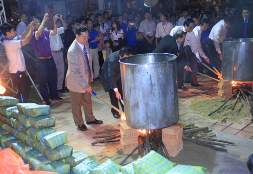 Đường hoa 17 tỷ đồng rực rỡ đêm khai hội 1