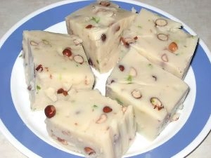 Hà Nội phát hiện hai cơ sở bán bánh đúc có hàn the 1