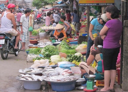 Giá rau thịt hạ nhiệt, hoa quả “nhảy” theo Rằm 2