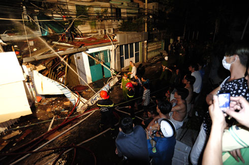 10 người chết trong vụ nổ sập nhà 1