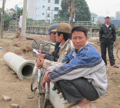 Đầu năm, vật vờ trong giá rét ở chợ lao động 2 Đầu năm, vật vờ trong giá rét ở chợ lao động 2