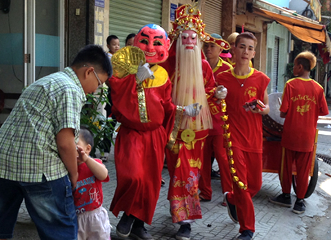 Hoảng vì 'thần tài’ đến nhà ngày Tết 1 Hoảng vì 'thần tài’ đến nhà ngày Tết 1