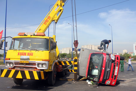 Xe tải lật, tài xế đập cửa kính thoát thân 1
