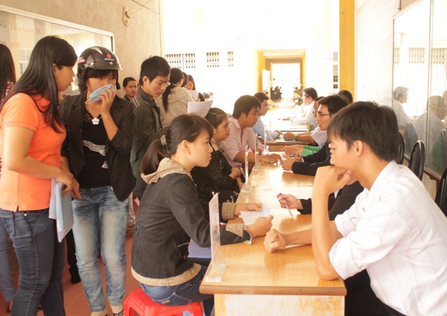 Cử nhân đại học treo bằng đi làm công nhân 1