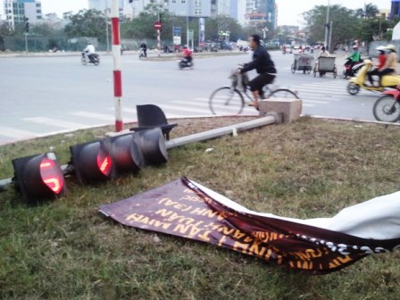 Cột đèn giao thông bị gió...quật ngã 1