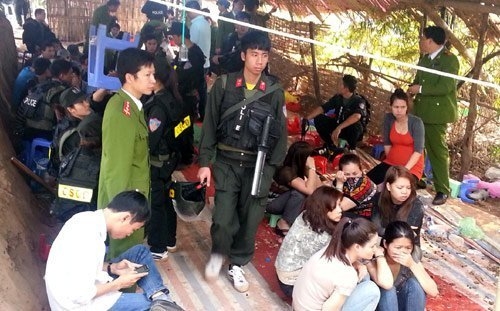 100 cảnh sát đột kích sới bạc ở Hà Nội 1