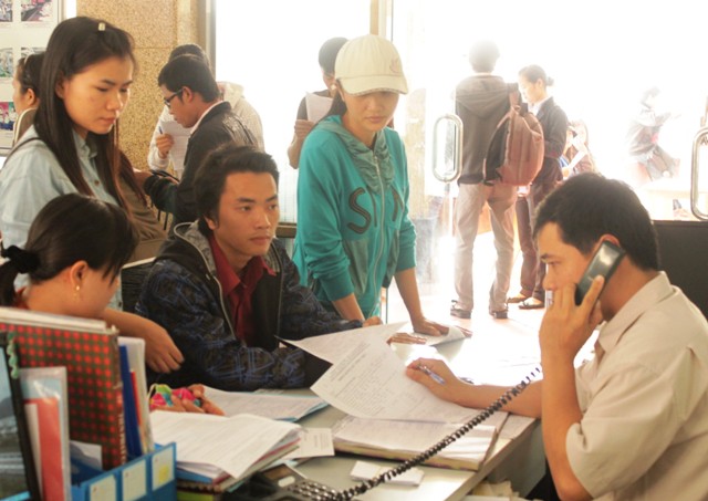 Cử nhân đại học treo bằng đi làm công nhân 2