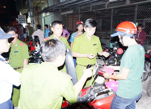 Hơn 60 cảnh sát vây ráp quán cà phê 2