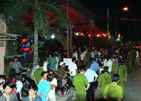 Hơn 60 cảnh sát vây ráp quán cà phê 1