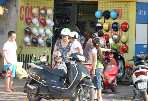 Mũ bảo hiểm 'xịn' bắt đầu bán chạy 1