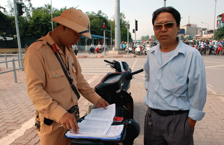 “Doạ” CSGT có thể sẽ bị phạt tới 5 triệu đồng 1 “Doạ” CSGT có thể sẽ bị phạt tới 5 triệu đồng 1