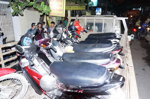 Hơn 60 cảnh sát vây ráp quán cà phê 3