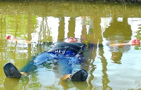 Chàng trai 120kg tự nổi trên sông 1