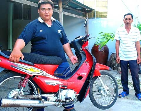 Chàng trai 120kg tự nổi trên sông 2