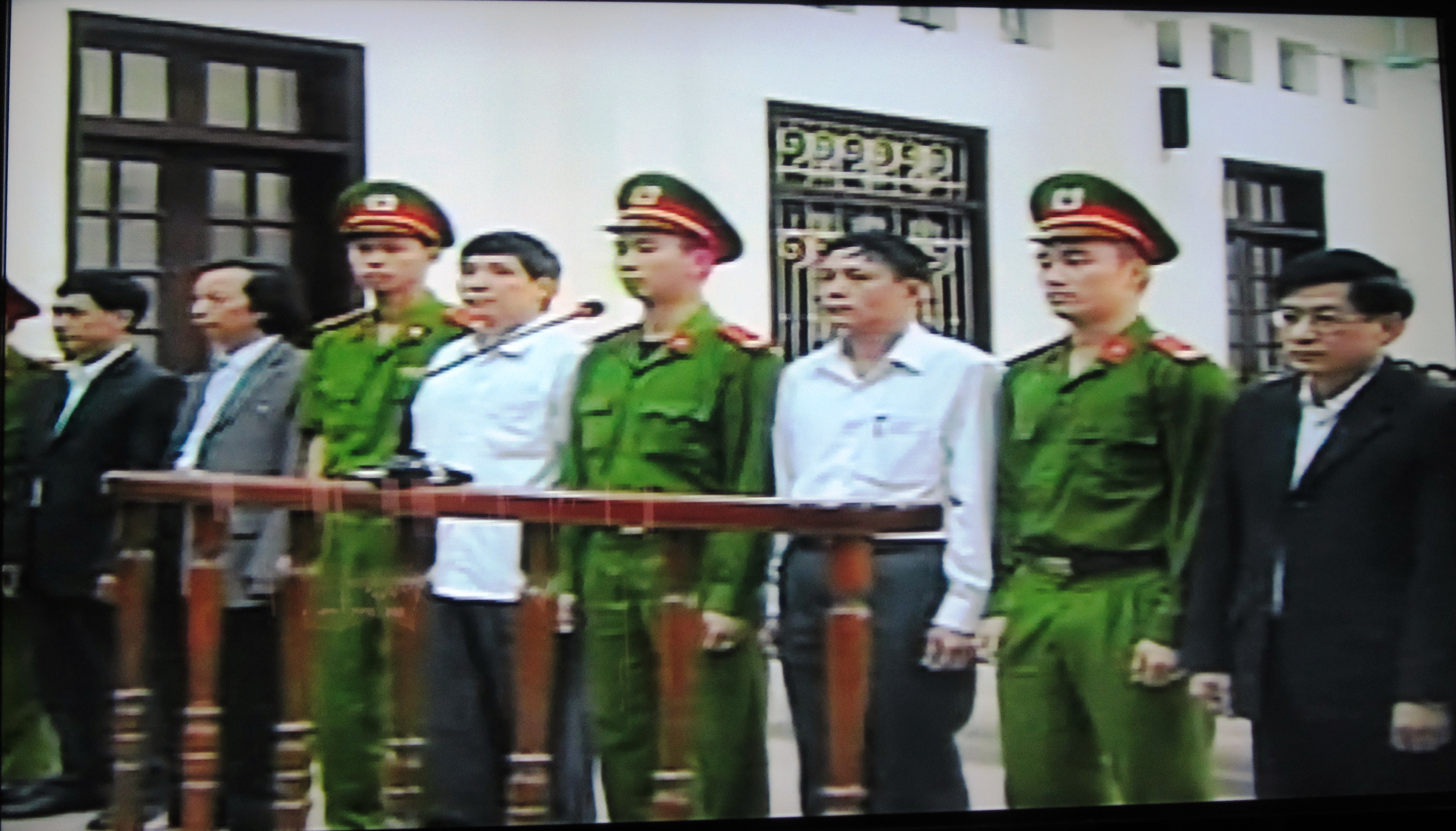 Nguyên Chủ tịch và Phó chủ tịch UBND huyện Tiên Lãng hầu tòa 1 Nguyên Chủ tịch và Phó chủ tịch UBND huyện Tiên Lãng hầu tòa 1